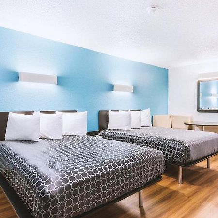 Sky Palace Inn & Suites By Jasper Beeville Extérieur photo