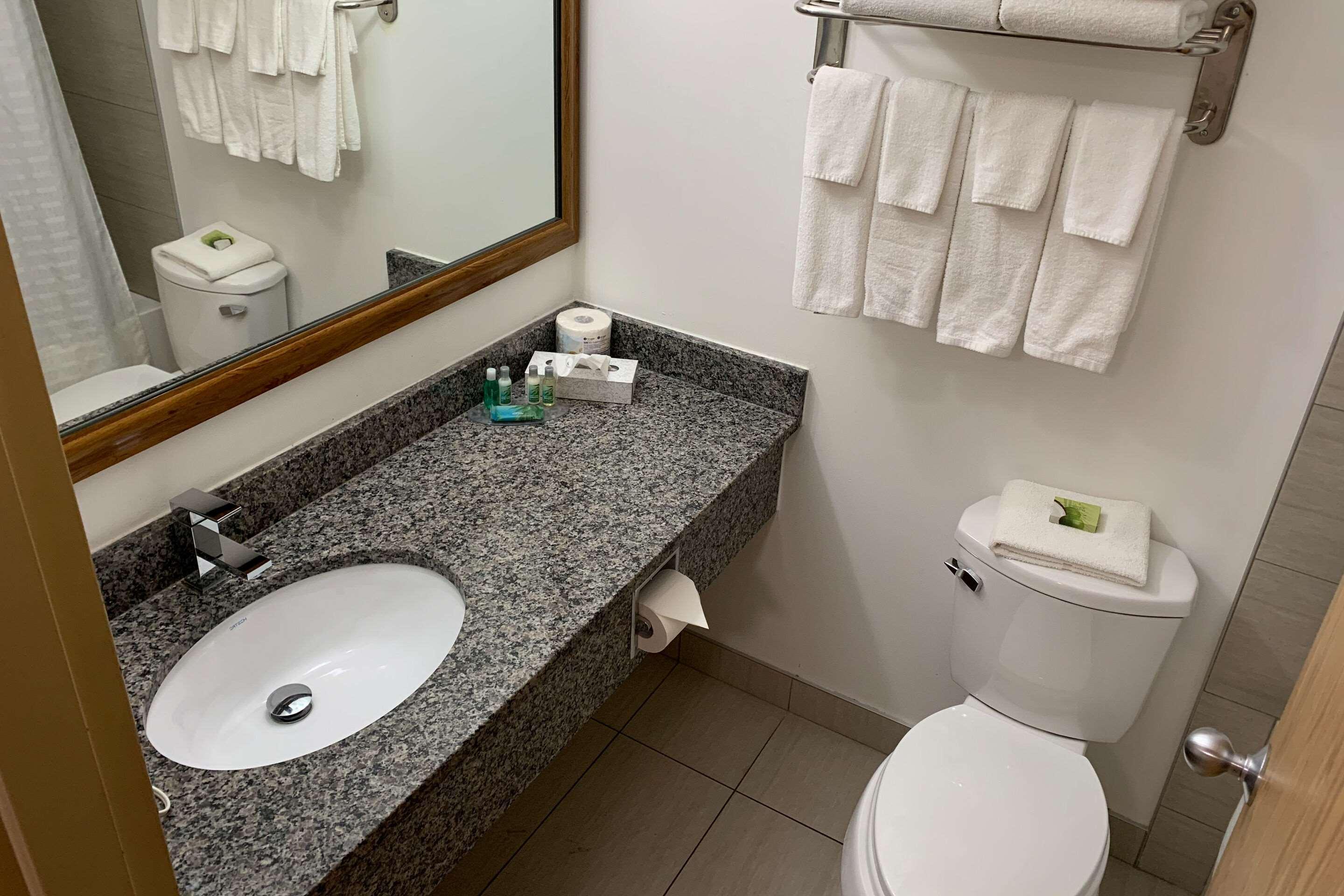 Sky Palace Inn & Suites By Jasper Beeville Extérieur photo