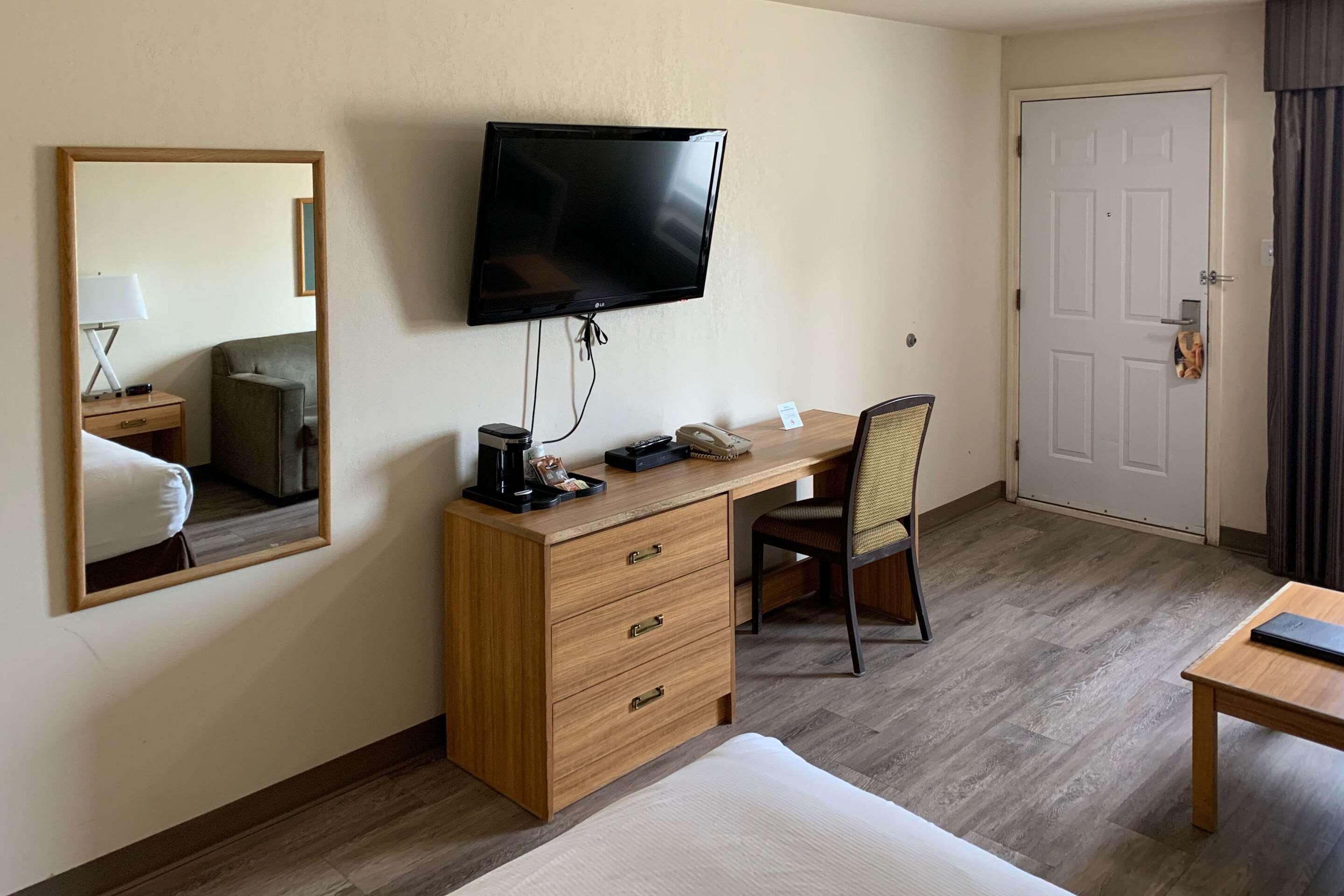 Sky Palace Inn & Suites By Jasper Beeville Extérieur photo
