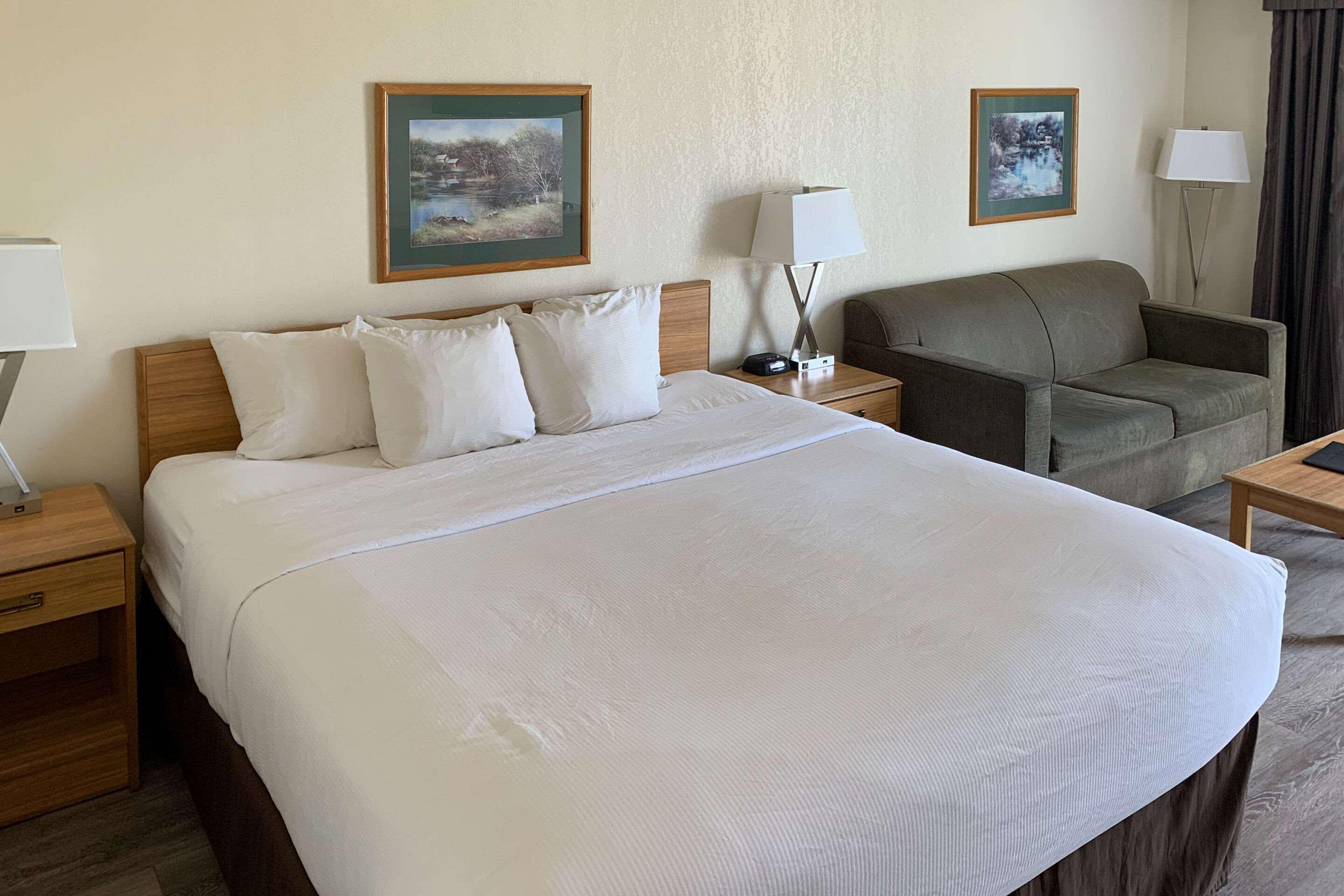 Sky Palace Inn & Suites By Jasper Beeville Extérieur photo