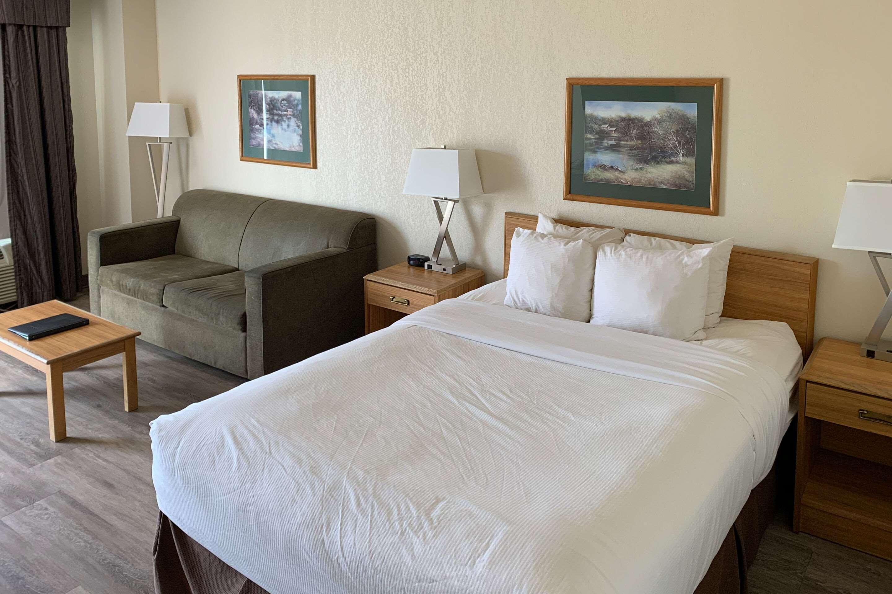 Sky Palace Inn & Suites By Jasper Beeville Extérieur photo