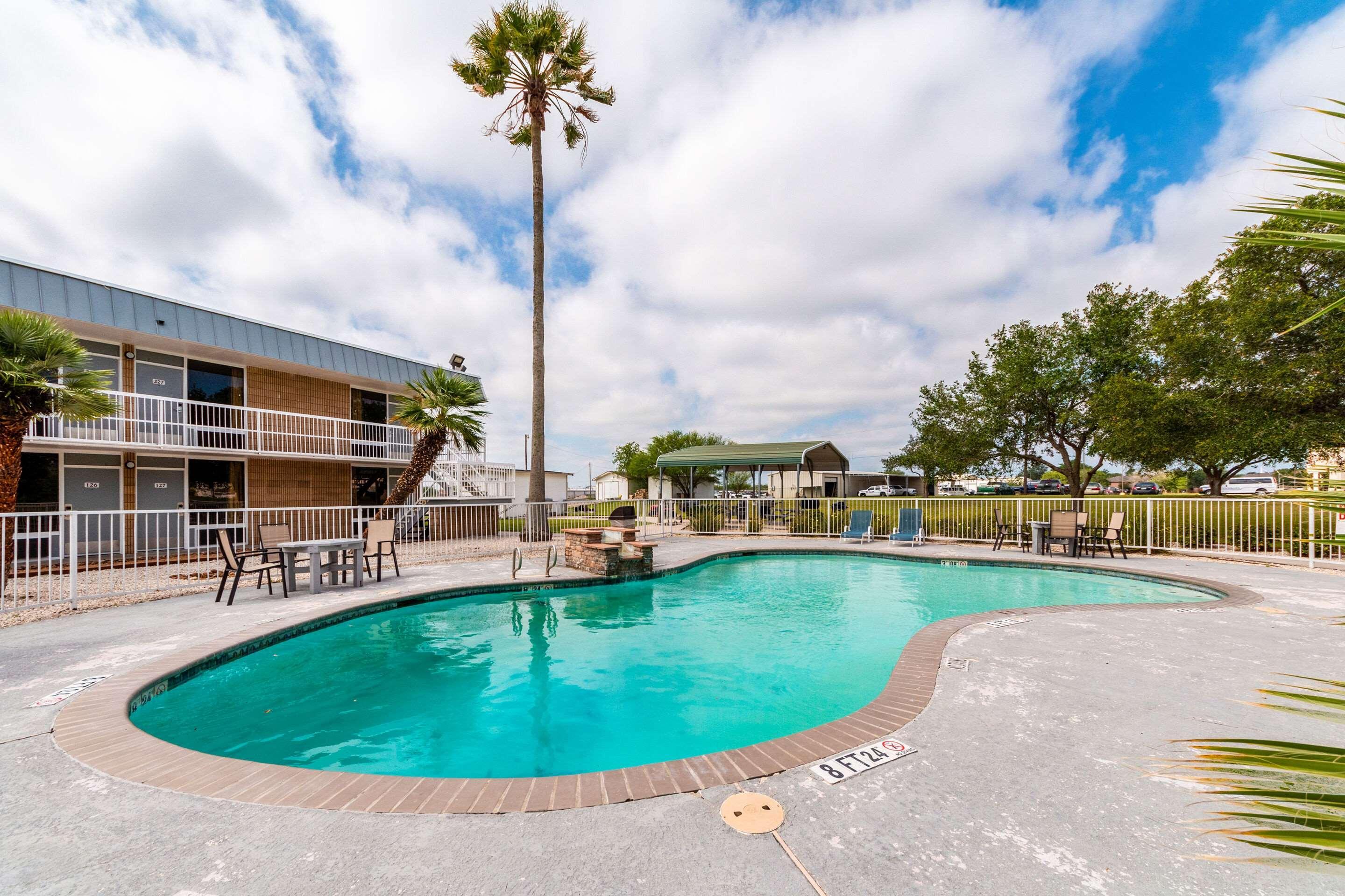 Sky Palace Inn & Suites By Jasper Beeville Extérieur photo