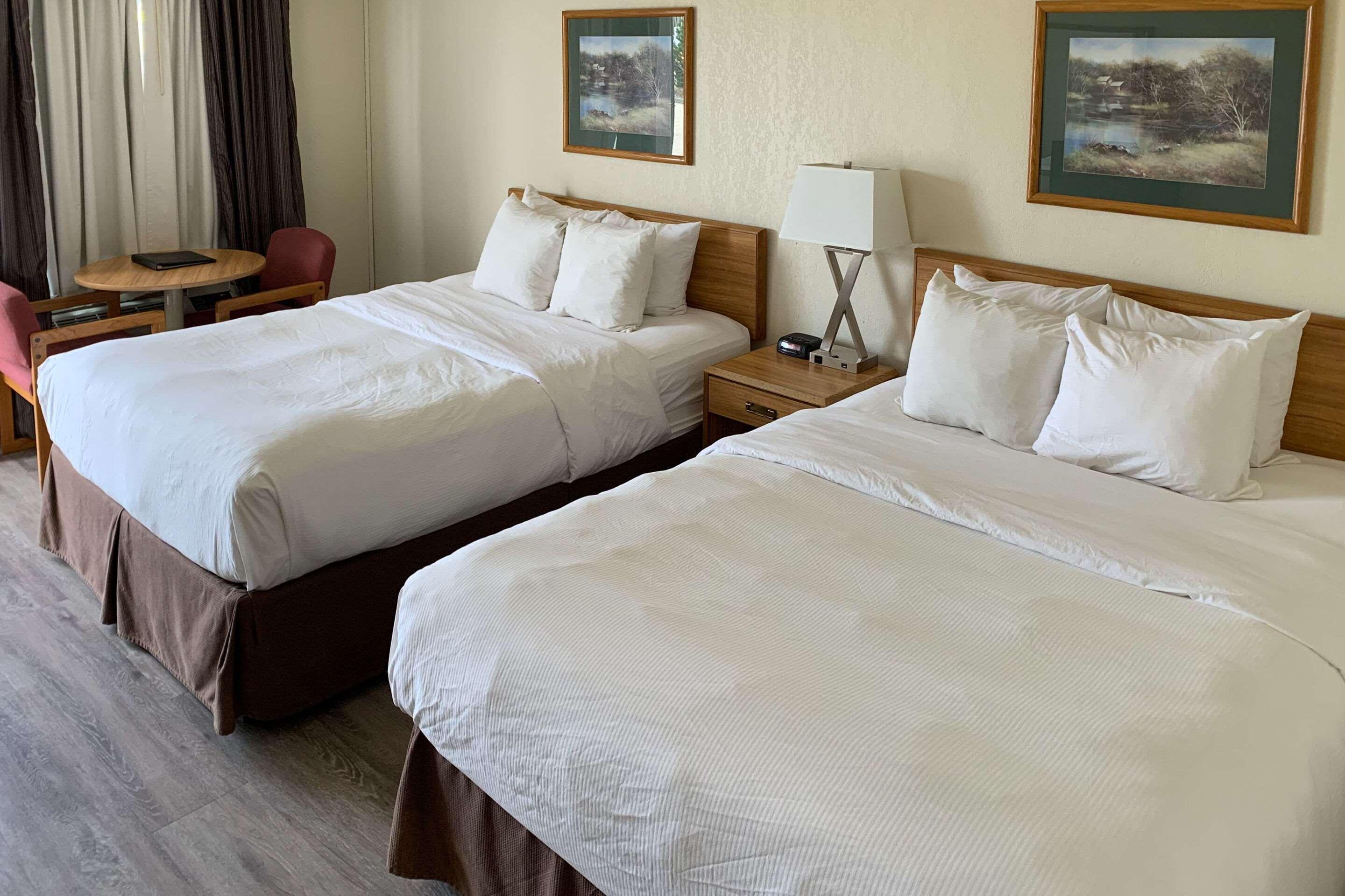 Sky Palace Inn & Suites By Jasper Beeville Extérieur photo