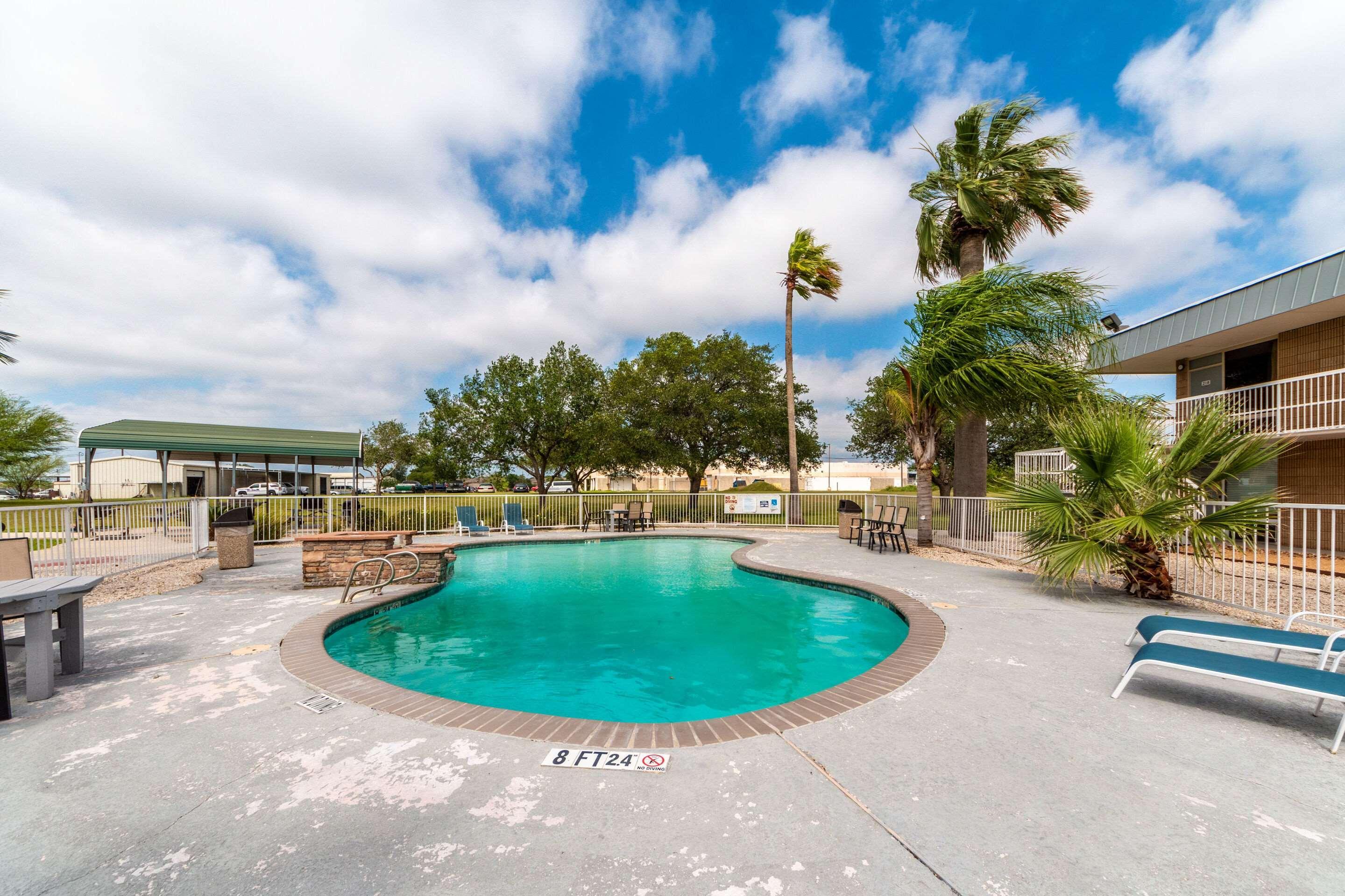 Sky Palace Inn & Suites By Jasper Beeville Extérieur photo