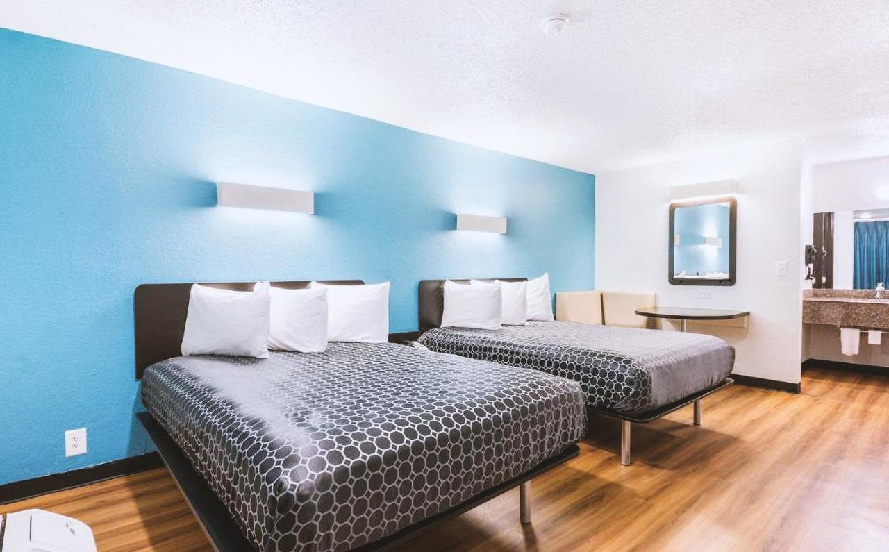 Sky Palace Inn & Suites By Jasper Beeville Extérieur photo