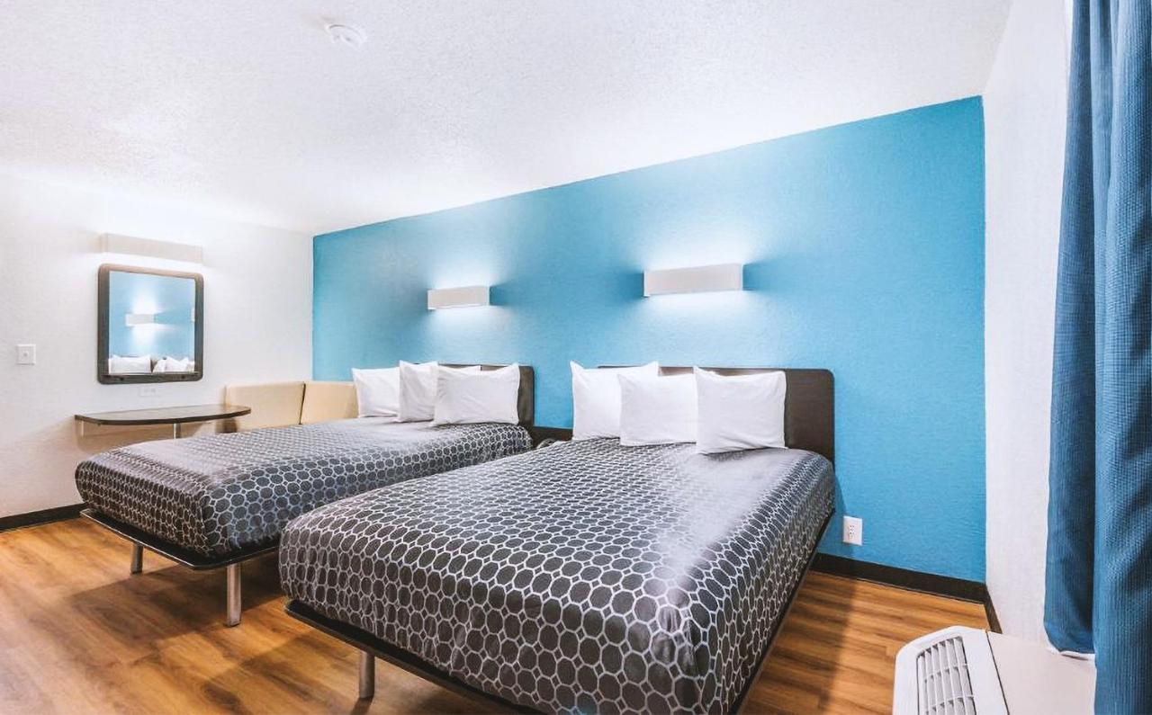 Sky Palace Inn & Suites By Jasper Beeville Extérieur photo