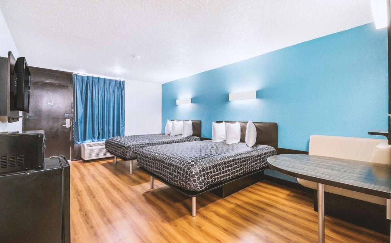 Sky Palace Inn & Suites By Jasper Beeville Extérieur photo