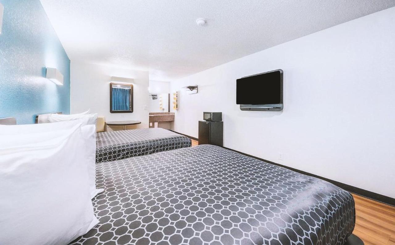 Sky Palace Inn & Suites By Jasper Beeville Extérieur photo