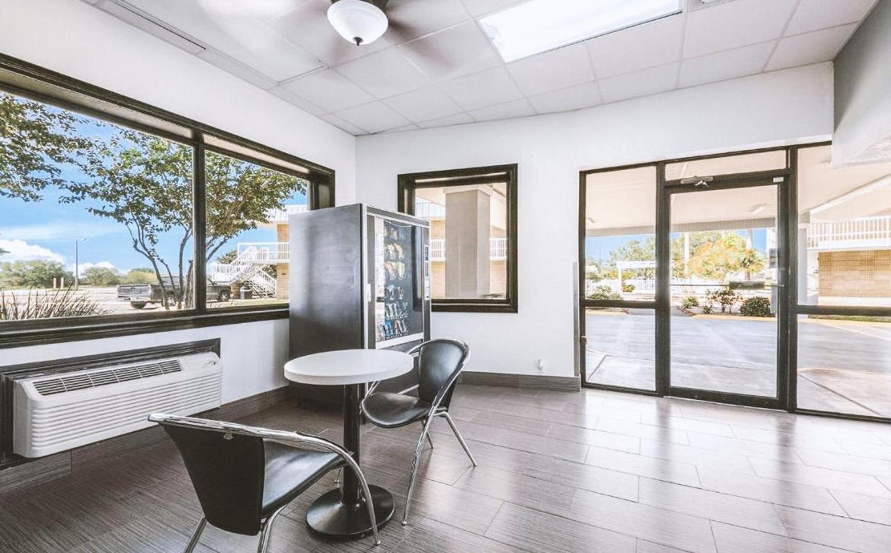 Sky Palace Inn & Suites By Jasper Beeville Extérieur photo