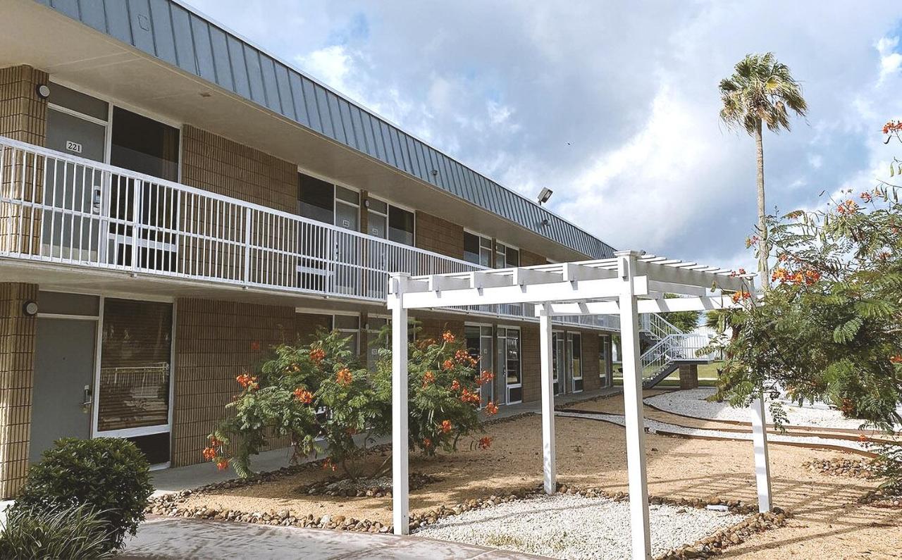 Sky Palace Inn & Suites By Jasper Beeville Extérieur photo