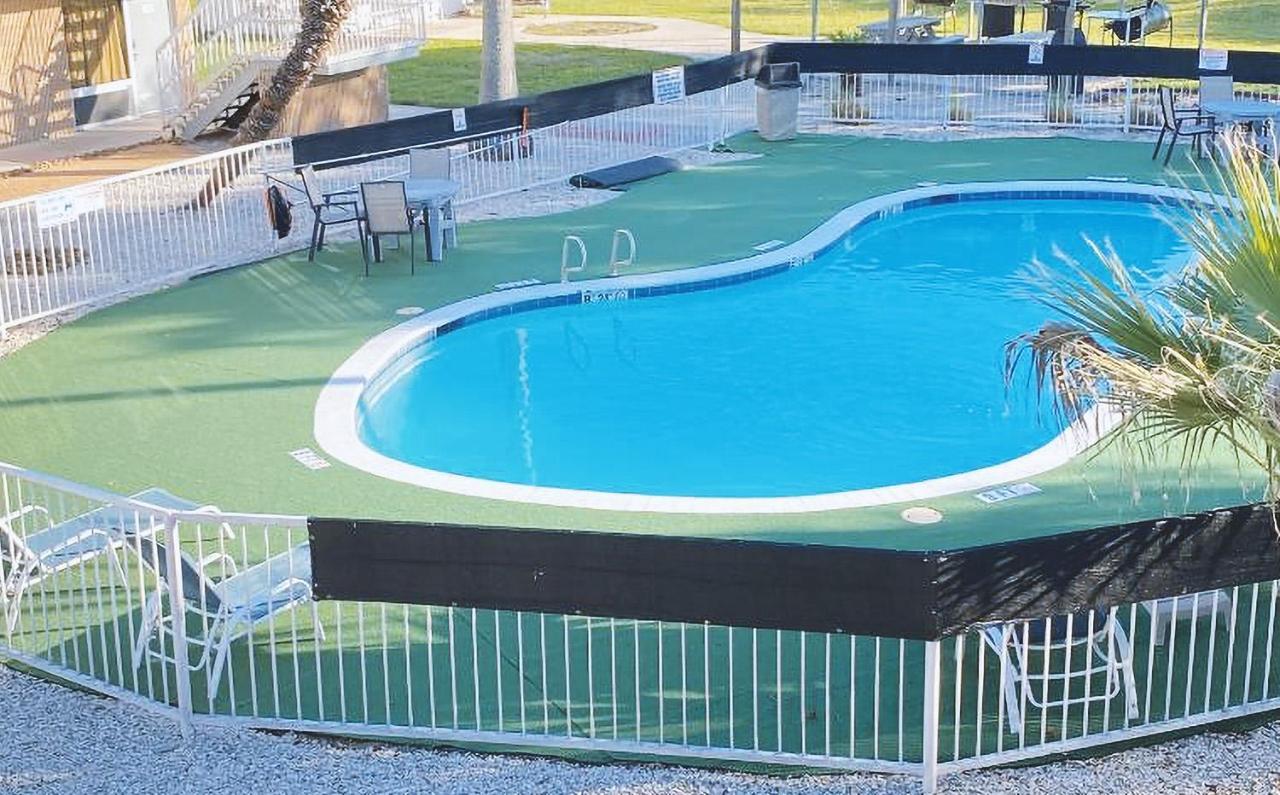 Sky Palace Inn & Suites By Jasper Beeville Extérieur photo