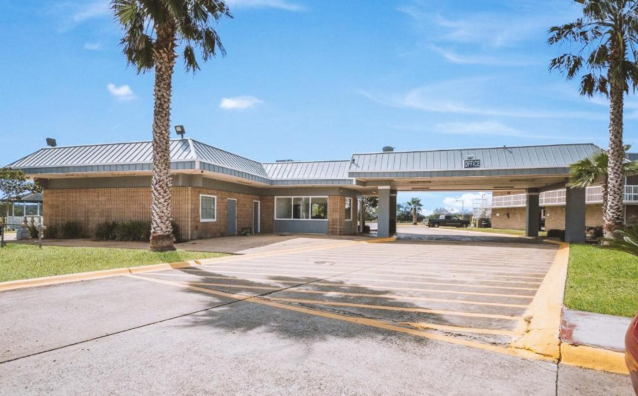 Sky Palace Inn & Suites By Jasper Beeville Extérieur photo