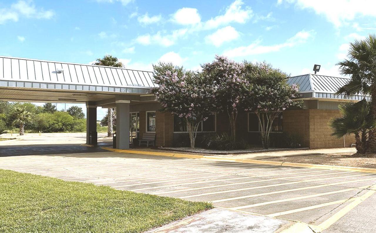 Sky Palace Inn & Suites By Jasper Beeville Extérieur photo