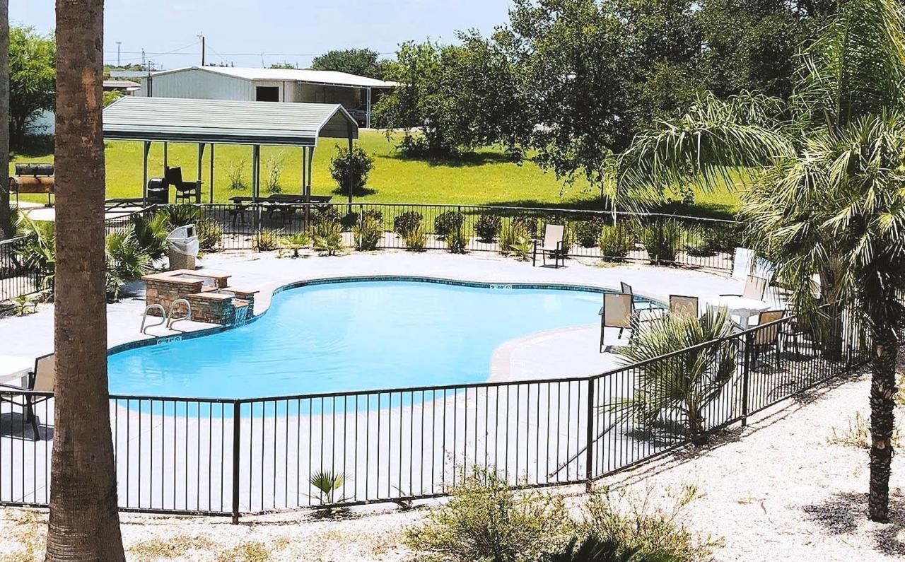 Sky Palace Inn & Suites By Jasper Beeville Extérieur photo