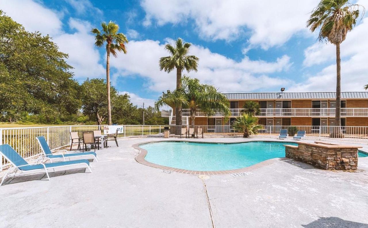 Sky Palace Inn & Suites By Jasper Beeville Extérieur photo