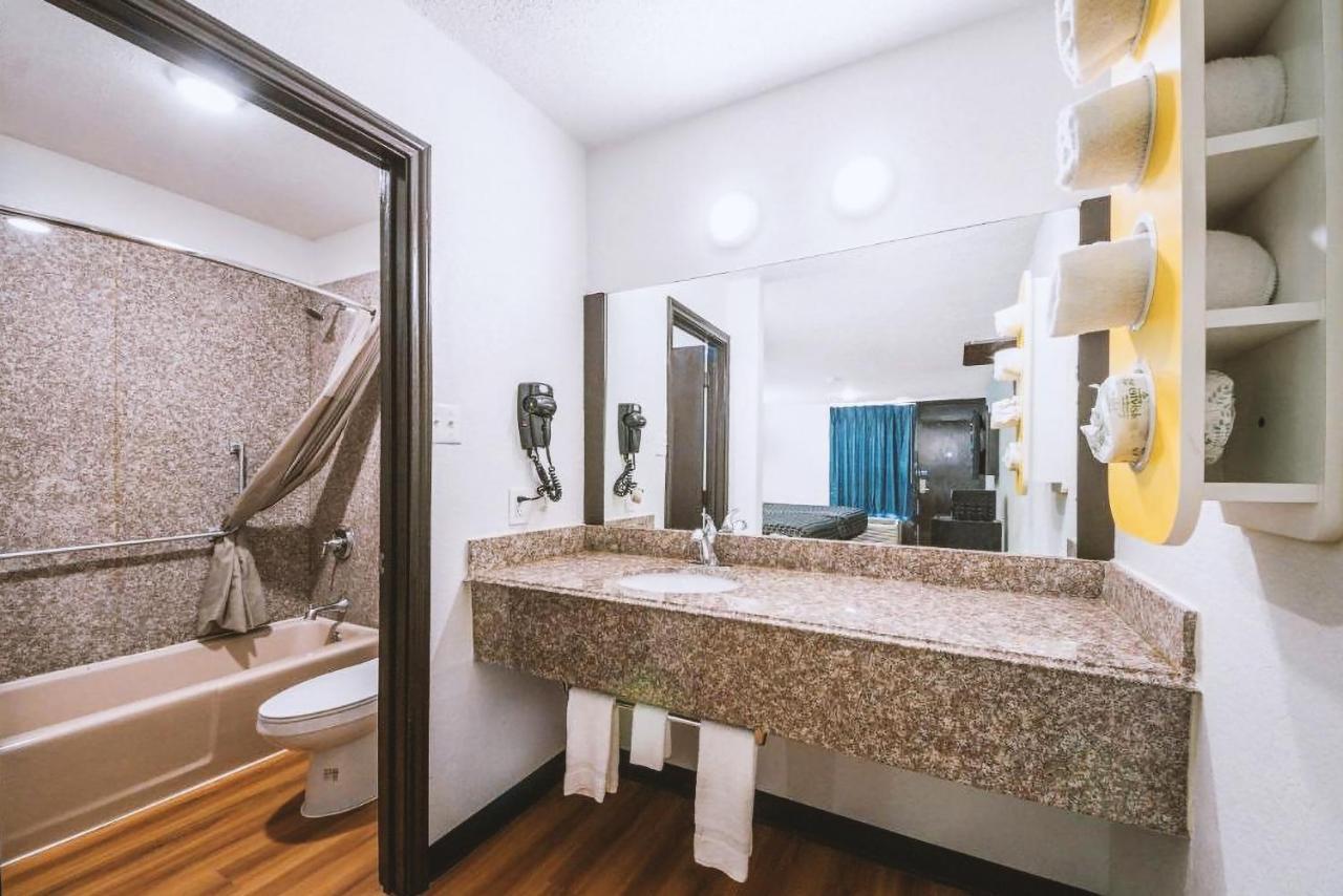 Sky Palace Inn & Suites By Jasper Beeville Extérieur photo